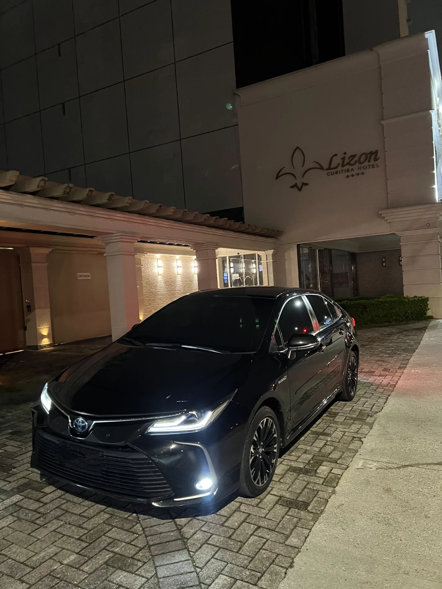 Sedan preto JC Executive durante transfer em hotel